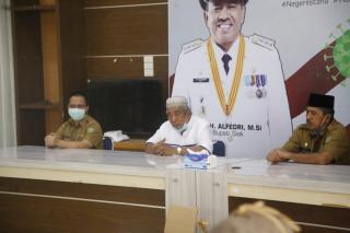 Mantan Bupati Siak H. Arwin, AS, SH memberikan Bantuan Alat Pelindung Diri ( APD ) dan Masker di Mes
